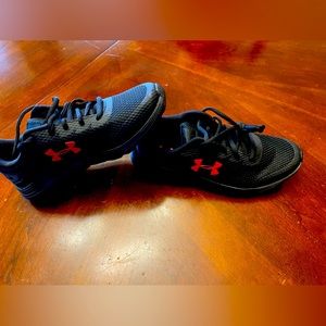 Under Armor boy’s tennis shoes ❤️